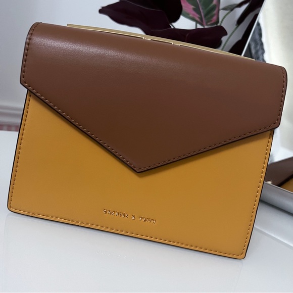 Charles & Keith: Two-Tone Metallic Push Lock Top Handle Crossbody Bag - Picture 4 of 7